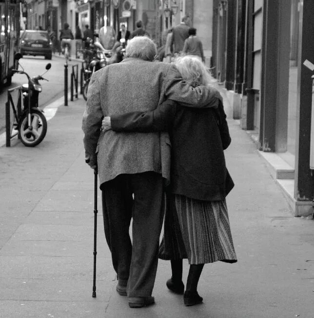 Толстая старая пара. Влюбленные старики. Бабушка и дедушк алюблвь. Любовь в старости. Пожилые влюбленные пары.