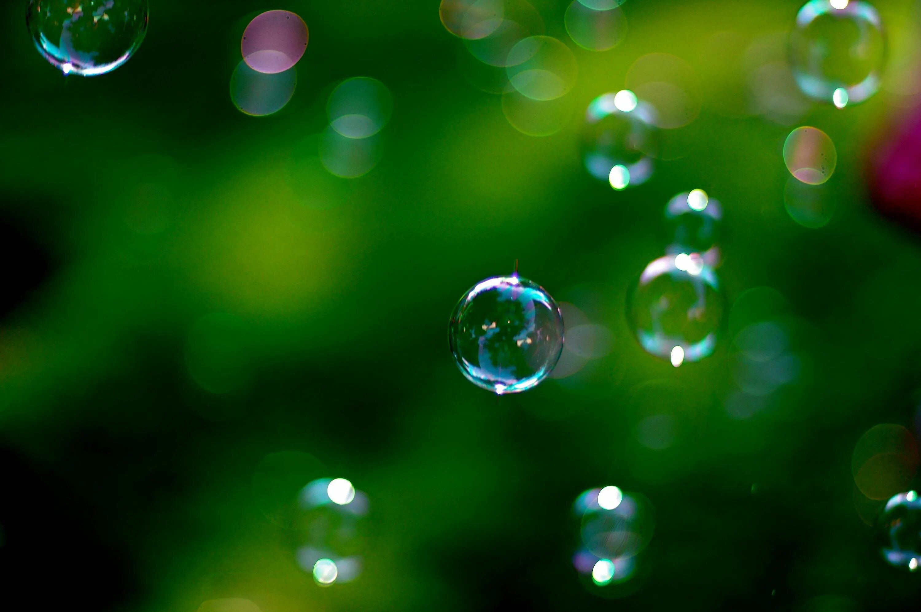Прозрачный зеленый фон. Зеленые пузыри. Мыльные пузыри заставка.