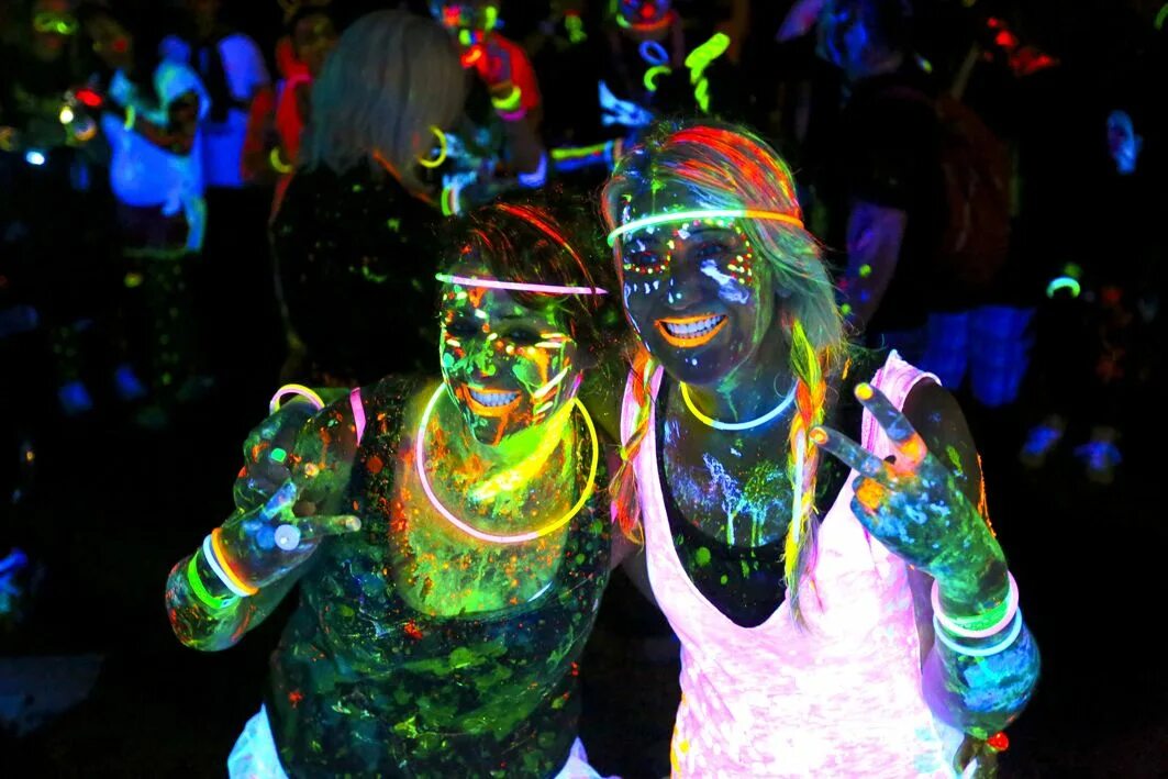 Neon party. Неоновая вечеринка. Вечеринка в неоновых цветах. Неоновый корпоратив. Вечеринка в стиле неон.