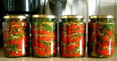Маринованный острый перец с петрушкой