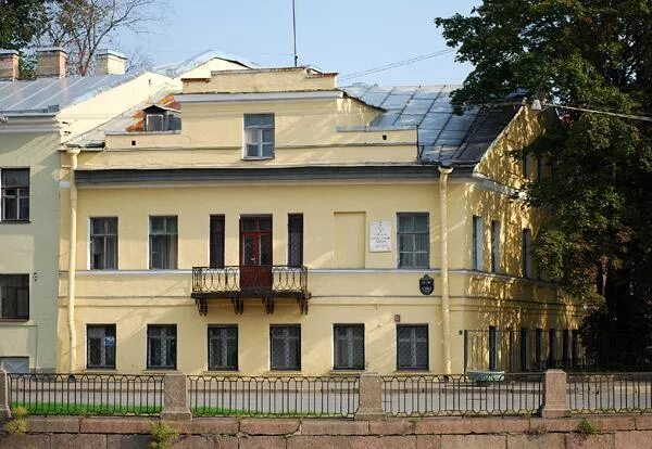 Пушкин жил в санкт петербурге. Дом Пушкина в Коломне. Набережная канала Грибоедова 174. Дом Пушкина в Коломне Санкт-Петербург. Наб Фонтанки 185 дом Пушкина.