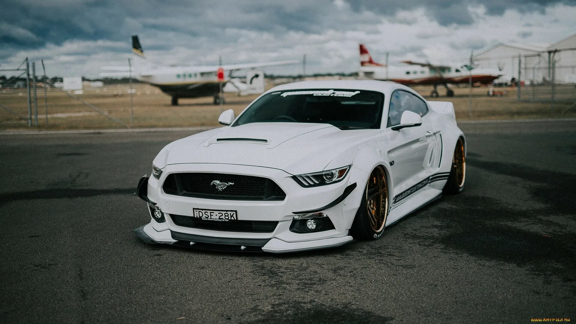 One of the girls streets white mustang. Крутые машины Мустанг. Мустанг машина белого цвета. Mustang обои белый. Картина с Форд мустангом белая в реале.