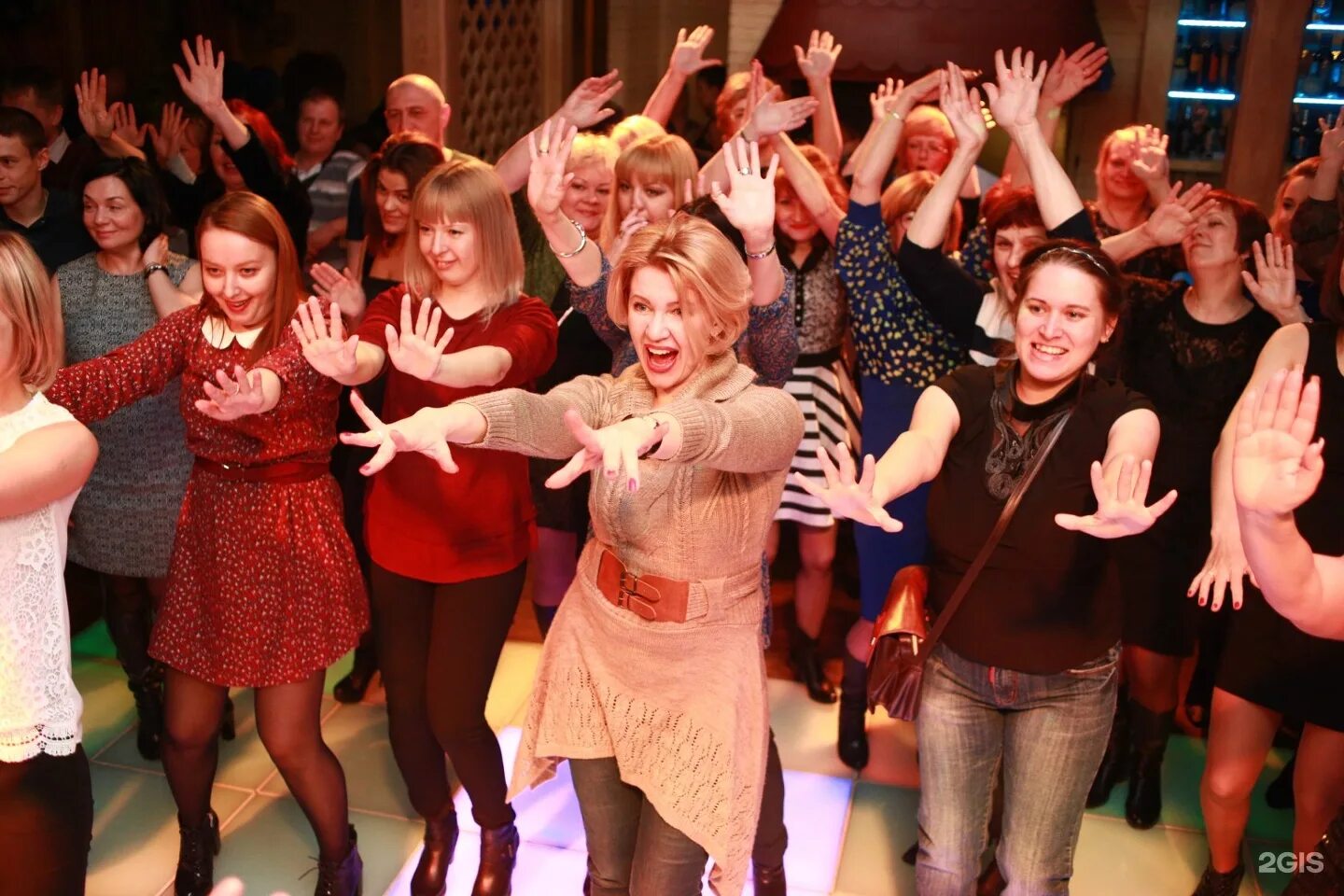 Танцующее кафе. The dance cafe, новокузнецк. новокузнецк данс кафе орджоникидзе. танцы в ресторане. люди танцуют в кафе.