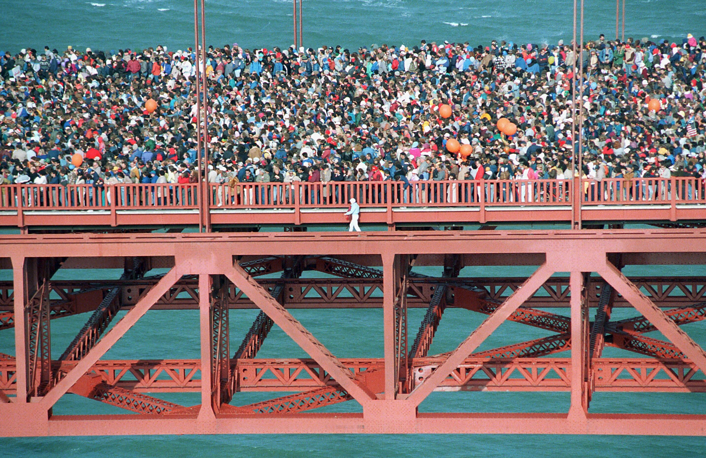 Можно перемещать в другие места. Золотые ворота Сан-Франциско 1987. Золотые ворота Сан-Франциско самоубийцы. Мост золотые ворота в Сан-Франциско смерть. Мост самоубийц в Сан Франциско.