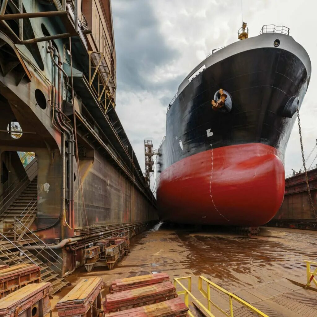 окраска корабля. док судовой. док для ремонта судов современный. ремонт судов. судостроение.
