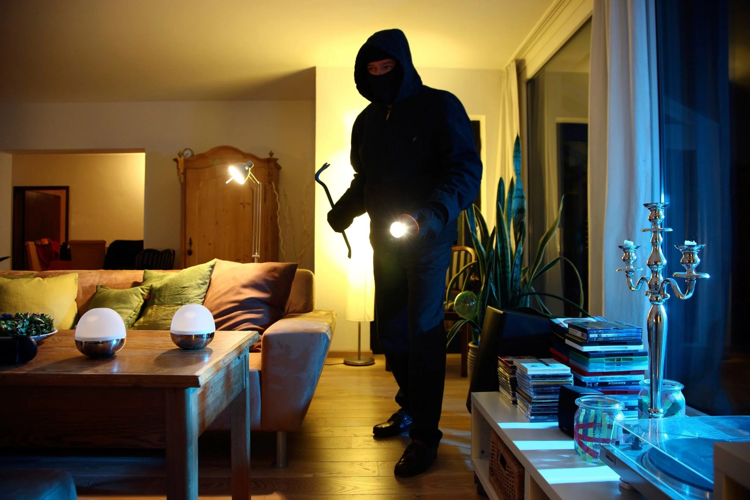 Квартирный вор. Ограбление квартиры. Квартирный грабитель. Квартирная кража. Квартирная кража.