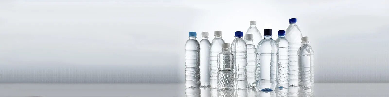 Пэт горячее. Пэт тара реклама. тара пэт для воды преимущества. сертификаты пэт тара. бутылка пэт для химической продукции на синем фоне.