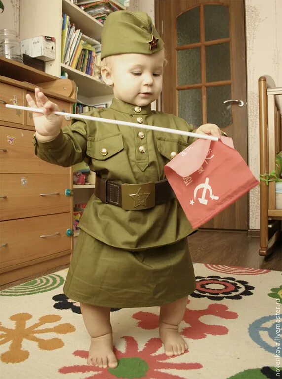 Военный костюм 9 мая. Дети в военной форме. Малыш в военной форме. Военные костюмы для детей. Маленькие дети в военной форме.