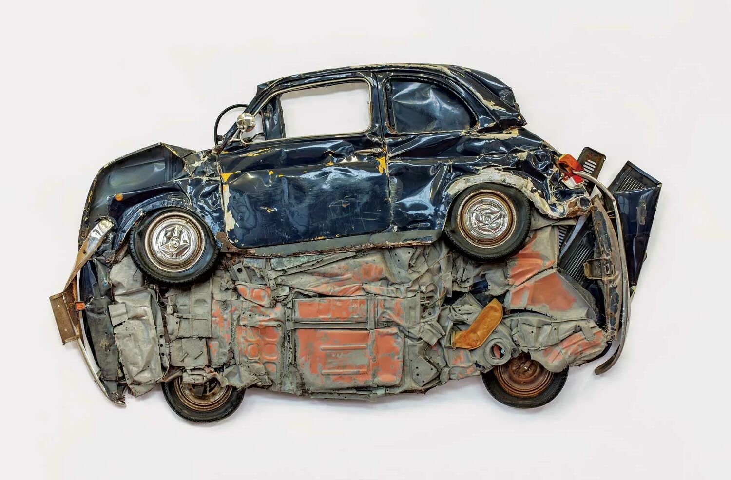 Спрессованный автомобиль. Старые разбитые машины игрушки. Панно из игрушечных автомобилей. Прессованные машины.