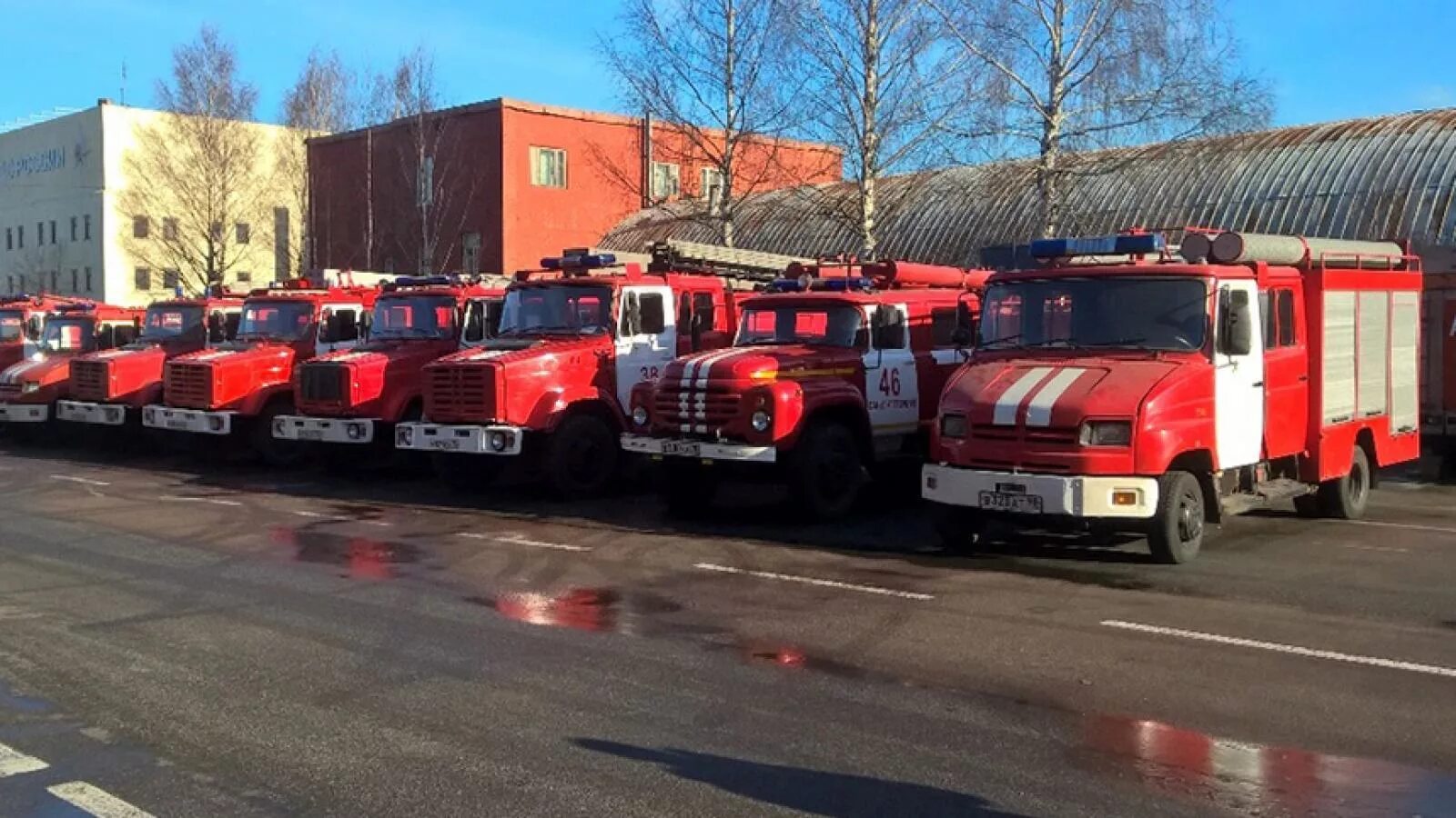 Хранение пожарных автомобилей. Списанные пожарные машины. Пожарная машина Череповец. Пожарные машины в Молдавии. Пожарные машины Курган.