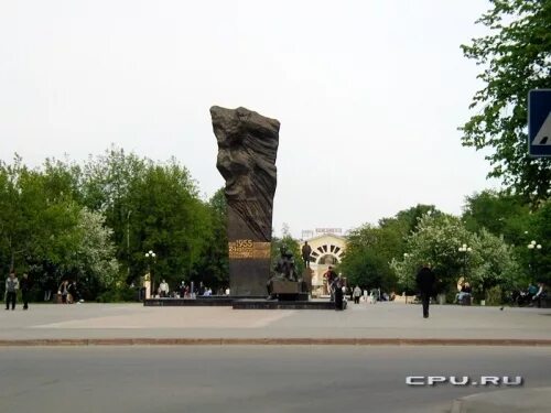 Площадь металлургов череповец. Памятник металлургам череповец. памятник преемственность поколений череповец. памятник металлургам преемственность поколений.