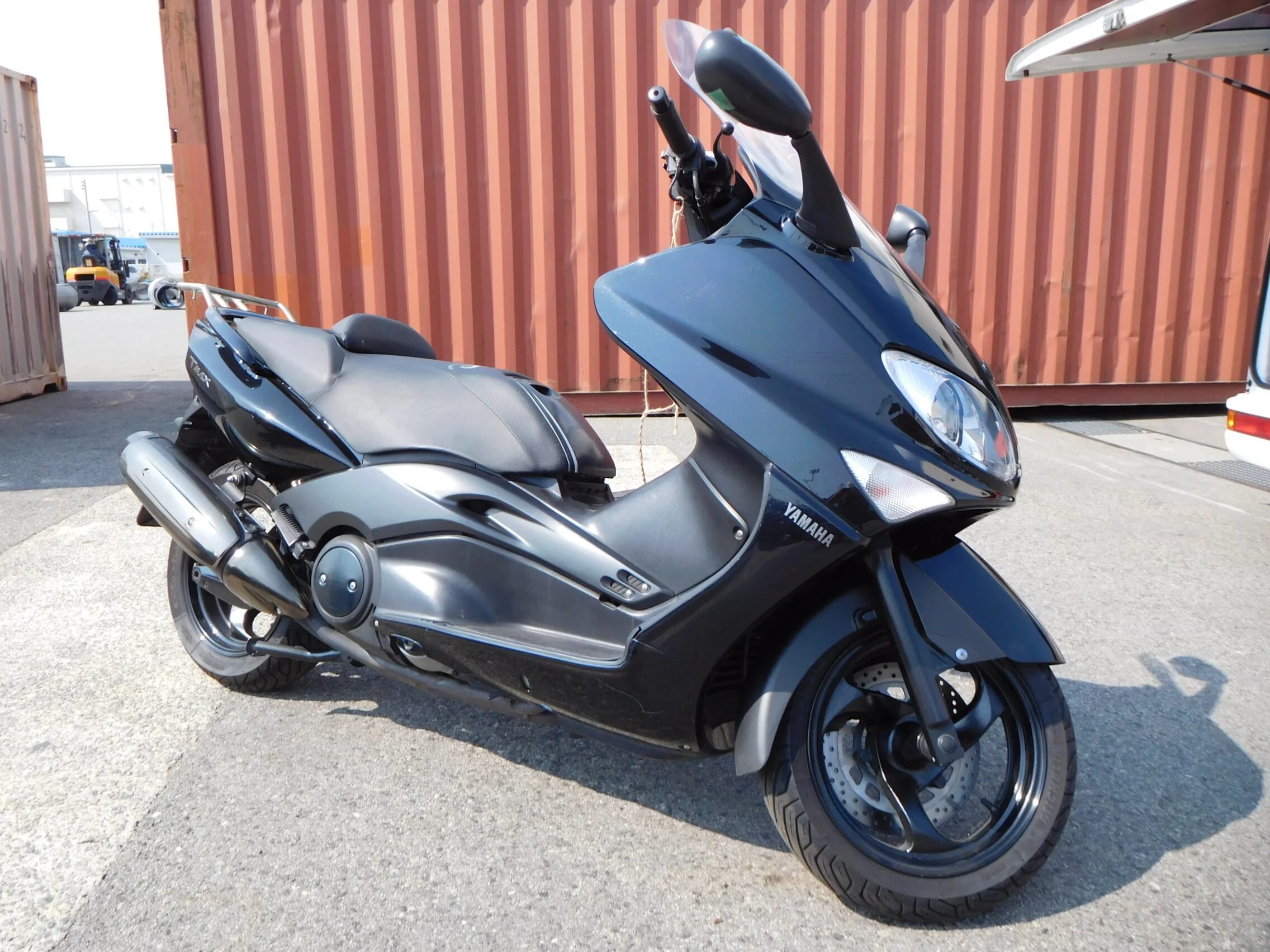 Купить ямаха иркутск. Ямаха Тмакс 500 кубов. Yamaha TMAX 2004. Ямаха Тмакс 500 черный. Скутер Ямаха 500.