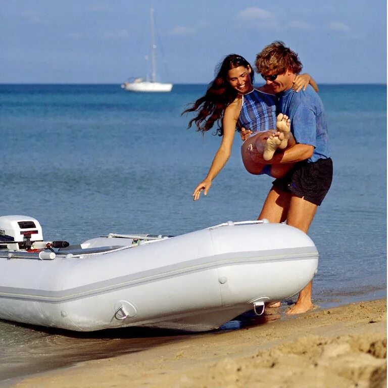 Купить резиновую с мотором. Надувная лодка Бриг. Надувная лодка Brig d240w. Бриг Динго 330. Brig Inflatable Boats мотор.