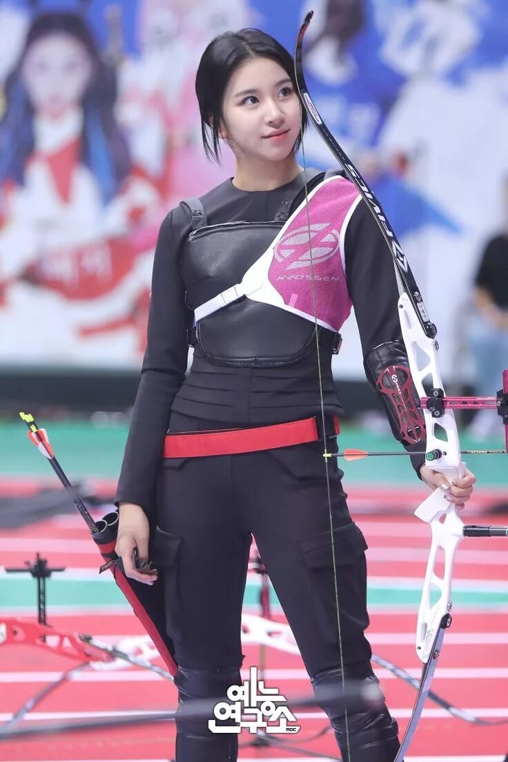 Кореянка стрелок на олимпиаде. Twice tzuyu лучница. Корейские болельщицы. Болельщицы северной кореи на олимпиаде. Кореянка стрелок на олимпиаде.