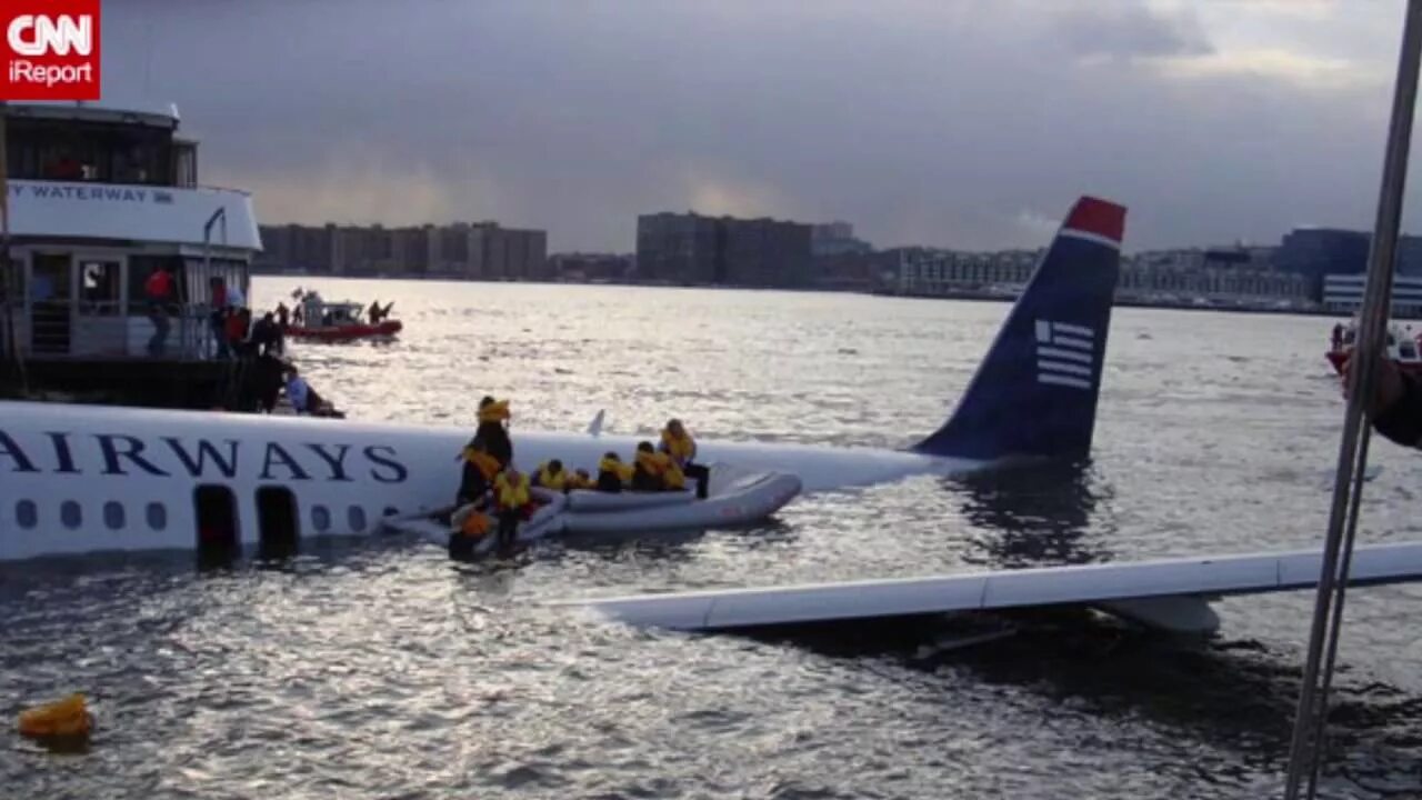 Включи гудзон на машине. Аварийная посадка a320 на Гудзон. Авиакатастрофа на Гудзоне 2009. Airbus a320 Гудзон. 15 Января 2009 авиакатастрофа Гудзон.