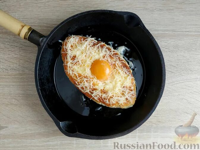 Хачапури на сковороде с творогом и яйцом. Хачапури по-аджарски на сковороде. сковородка для хачапури по аджарски. ленивый творожный хачапури по-аджарски (на сковороде). хачапури по-аджарски на сковороде с сыром.