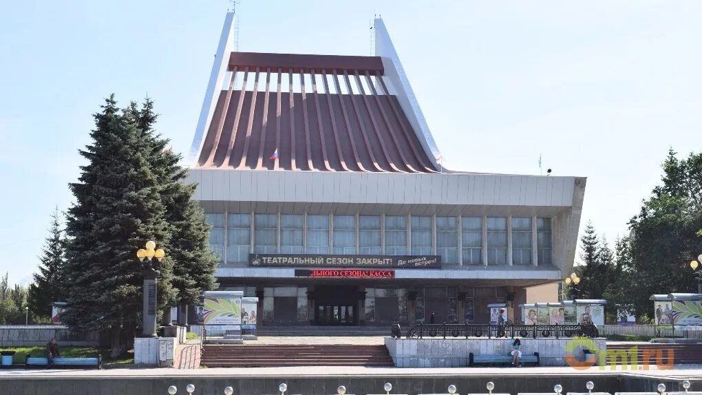 Музыкальный театр города омск. Омский музыкальный театр. сцена музыкального театра омск. театр трамплин в омске. театральная площадь омск.