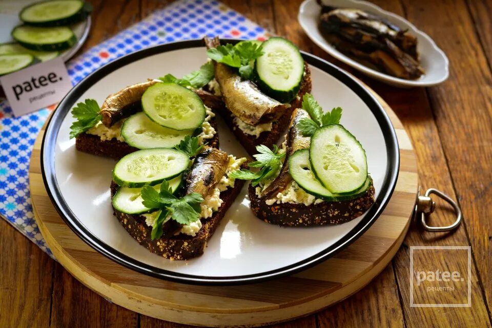 Сколько калорий в бутерброде со шпротами. Красивые бутерброды со шпротами. Бутерброд со шпротами калорийность. Бутерброды со шпротами технологическая карта. Сколько калорий в одном бутерброде со шпротами.