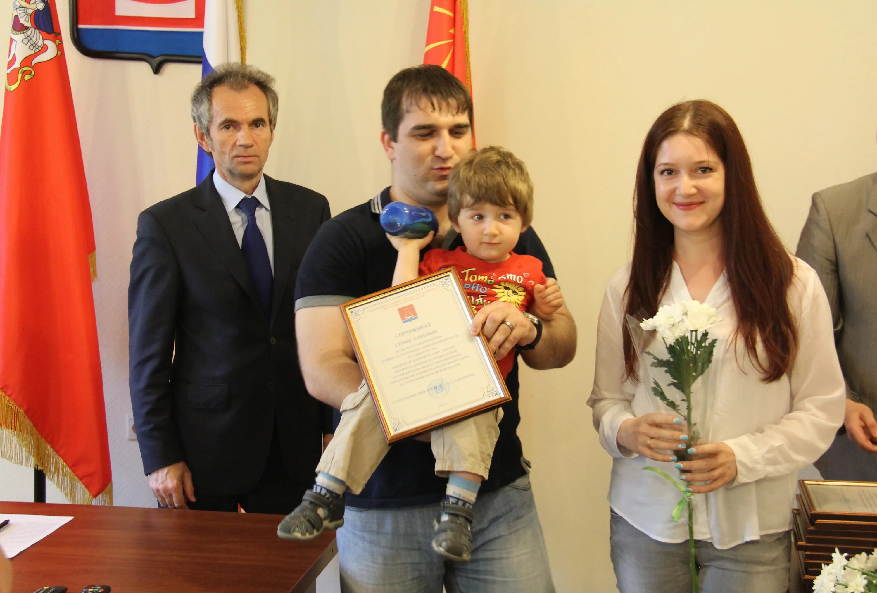 вручение сертификатов молодая семья 2023 екатеринбург. вручение сертификатов молодым семьям. вручение сертификатов молодым семьям 2022 иваново. глава семьи. вручение жилищных сертификатов молодым семьям.
