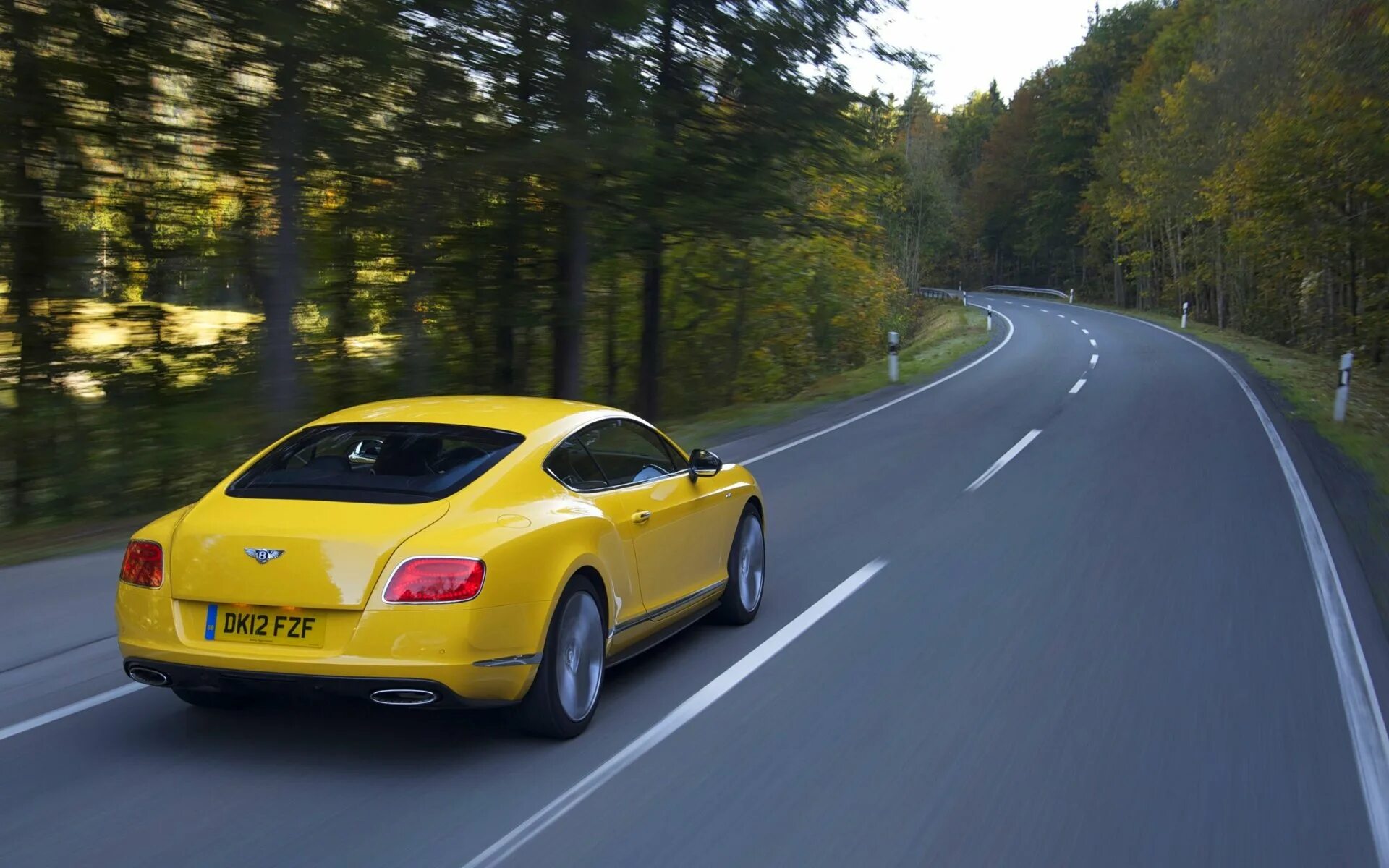 Видео 1 автомобиля. Бентли Континенталь gt желтая. Bentley Continental gt желтый. Бентли Континенталь ГТ 2015. Continental gt Speed Yellow.