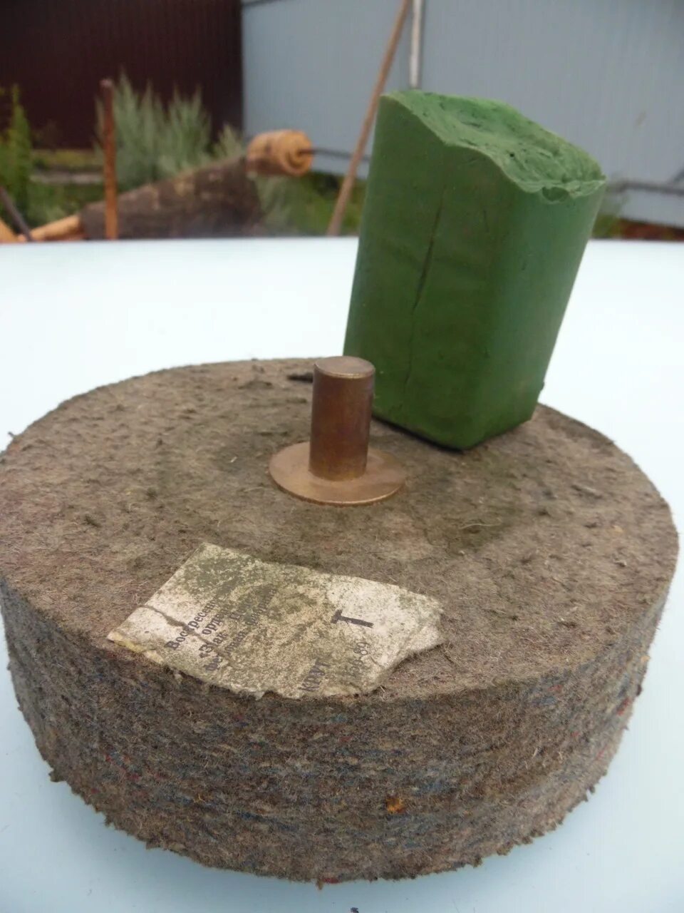 Полировка алюминия пастой гои. Как разметить войлочный круг. Шлифовальный войлочный круг с пастой гои. Полировальный круг для станка войлочный посадочное отверстие 10мм. Паста гои круг войлочный.