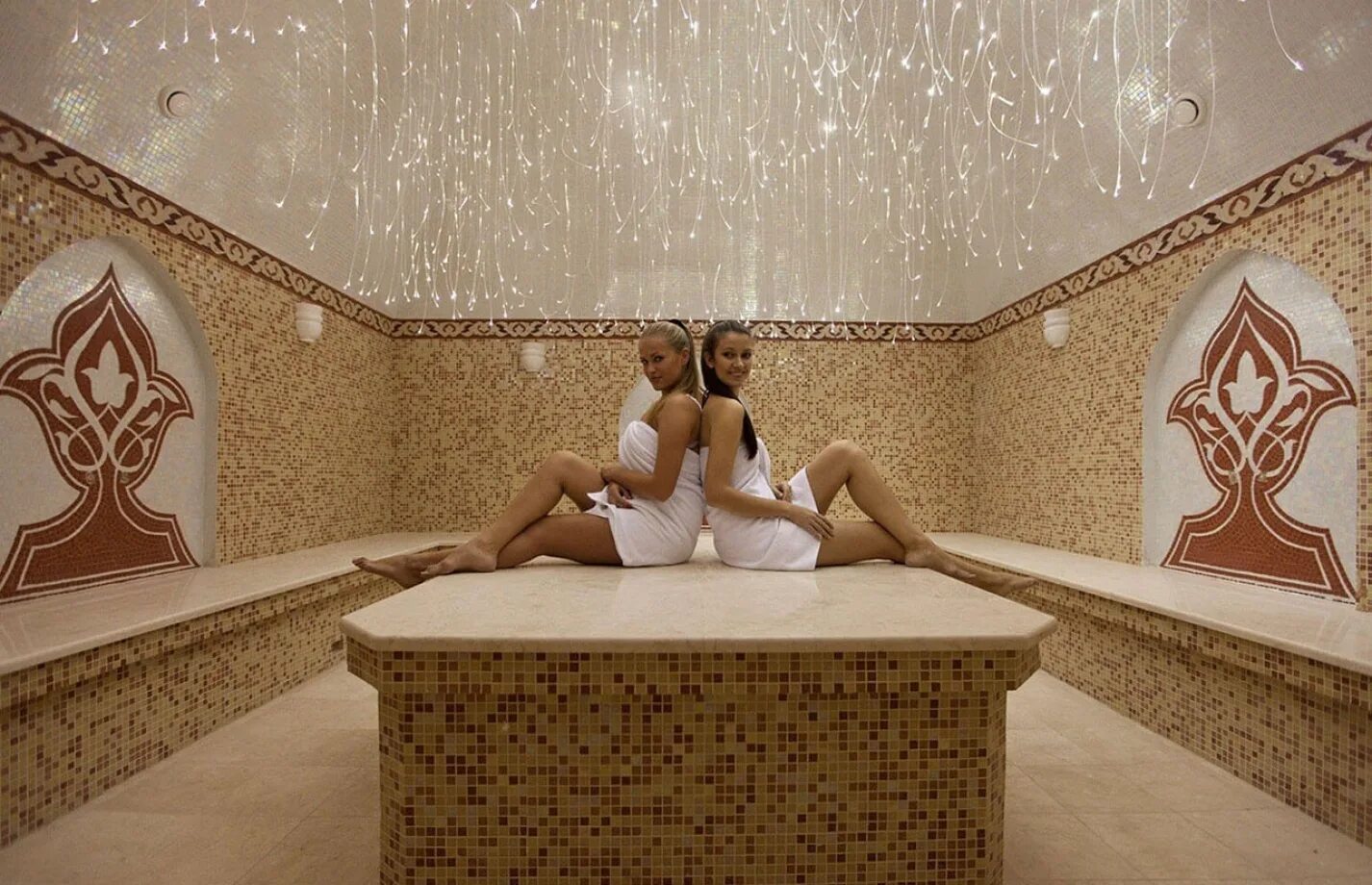 Хаммам cukurcuma hamami 1831. Женщины в хамаме. Хамам клеопатра хургада. В хамаме. В хамаме.