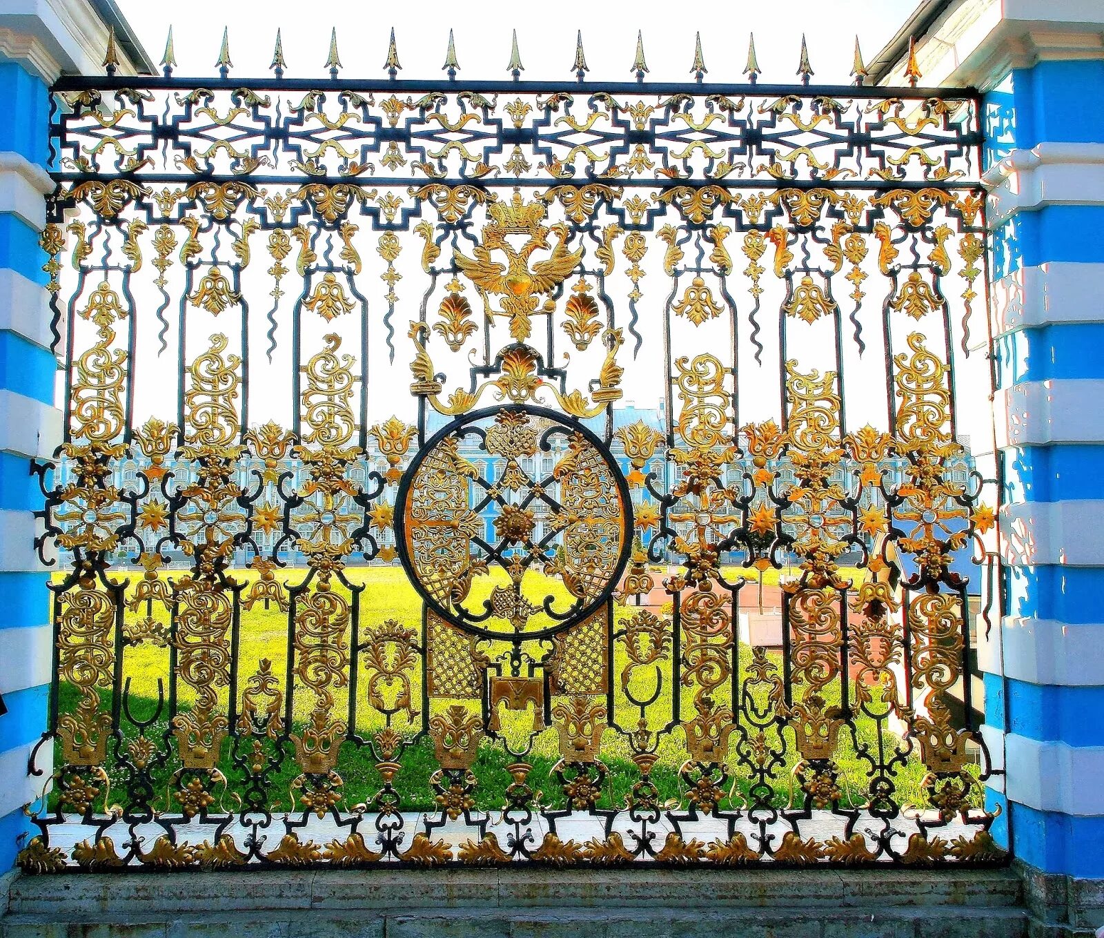 Решетка екатерининского дворца. Ворота екатерининского дворца в царском селе. Пушкин решетка. Ворота шереметьевского дворца в спб. Пушкин решетка.
