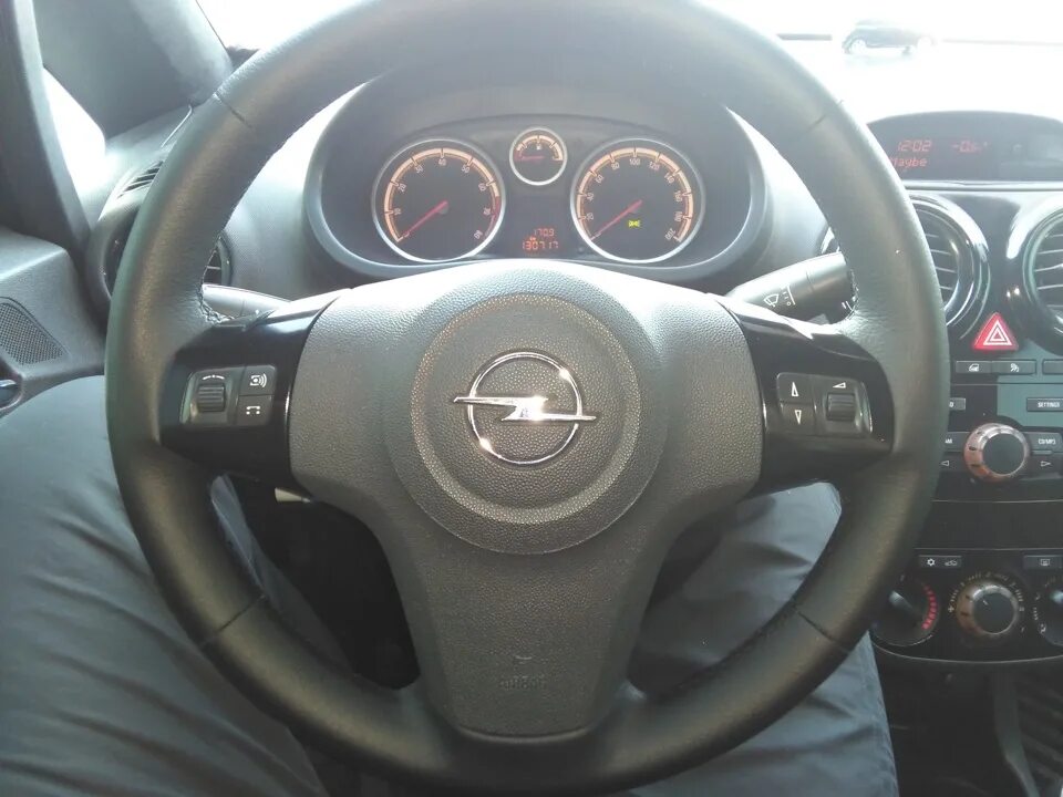 Накладка на руль опель корса 2008. Руль корса. Corsa d руль opc. Руль opel corsa d. Опель корса 2008 руль.