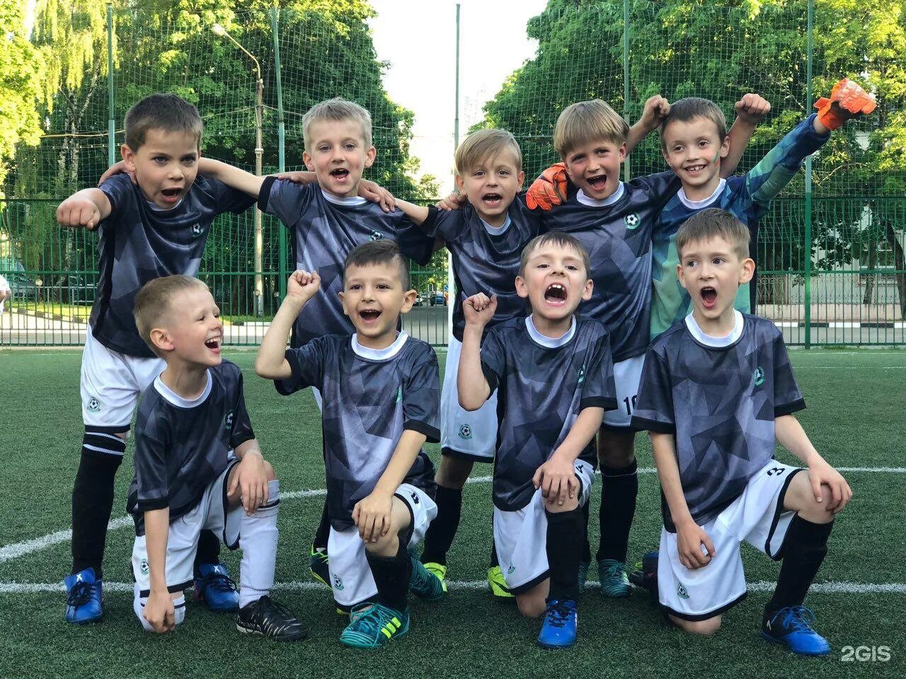 Football school. ФК Легенда Митино. Футбольная школа в Митино для детей Легенда. Футбольная школа Москва. Футбол в школе фото.