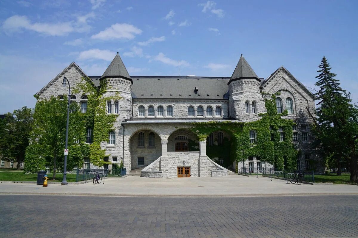 Королевский университет Канада. Королевский университет в Кингстоне. Университет Куинс в Кингстоне. Королевская школа в Кингстоне Онтарио.