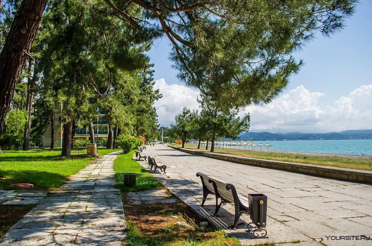 Пляж заполярье сочи. Посёлок николаевка пансионат рассвет. Санатории вдоль моря. Кабардинка набережная 2022. Побережье ялты симеиз.