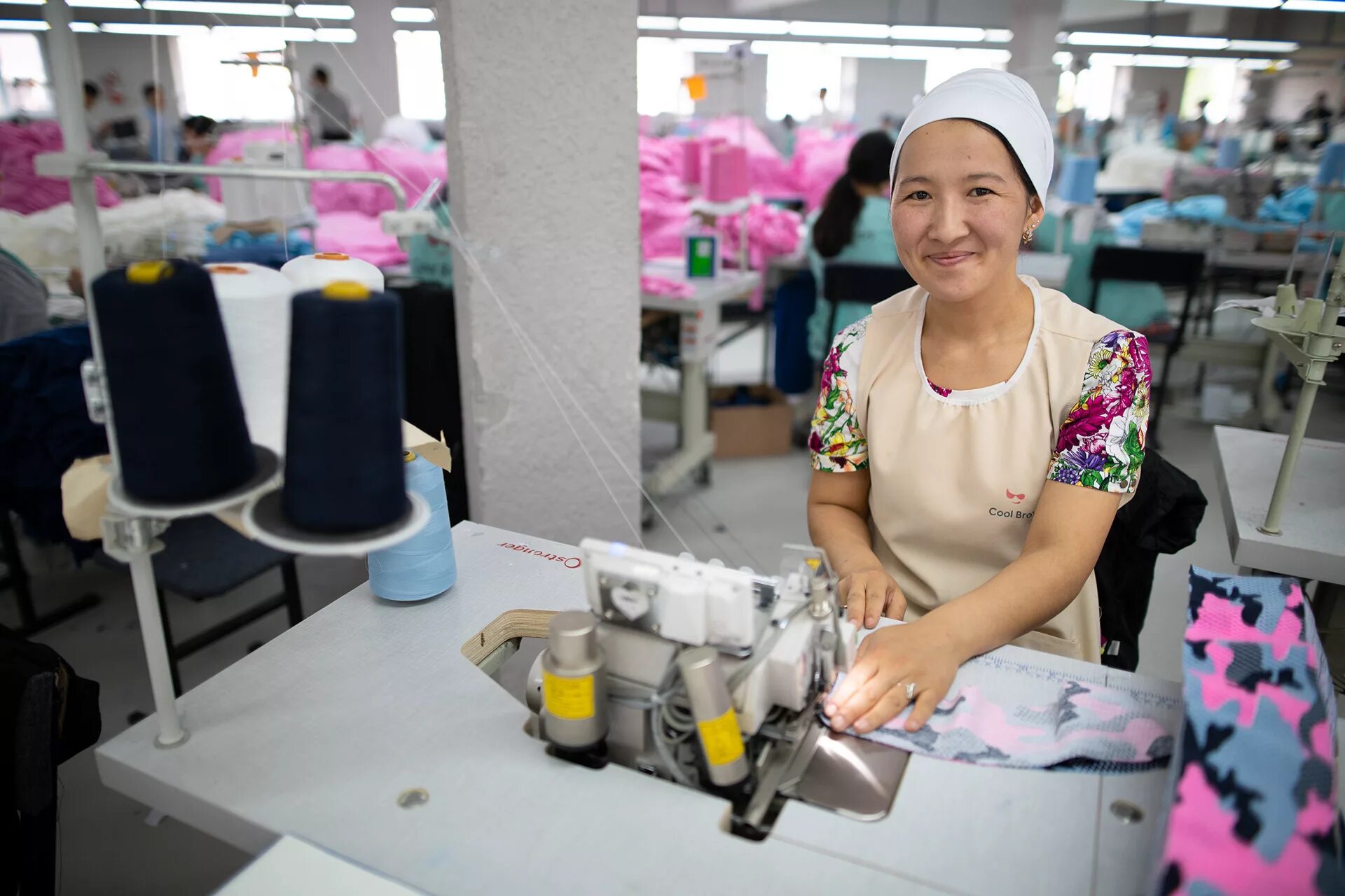 Ош киргизия швейная фабрика. Фабрика киргизия одежда. Швейная фабрика киргизия. Пошивочный цех. Швейная фабрика кыргызстан.