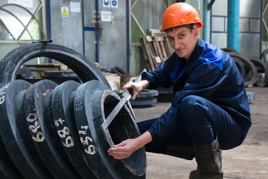 контролер в литейном производстве. девушка на производстве. девушка на производстве. завод твсз тихвин. твсз дефектоскопист.