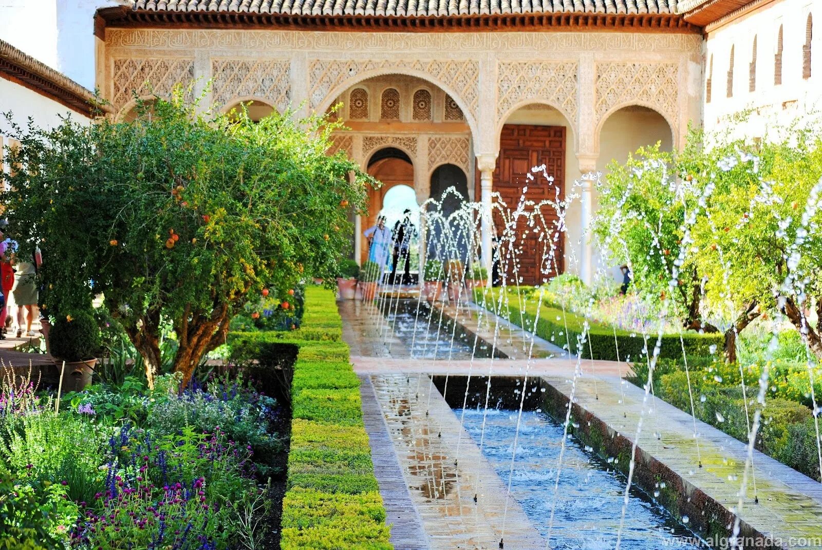 Мусульманский сад. Мавританский стиль Альгамбра. Хенералифе Альгамбра. Двор королевы Альгамбра. Альгамбра Испания парк.