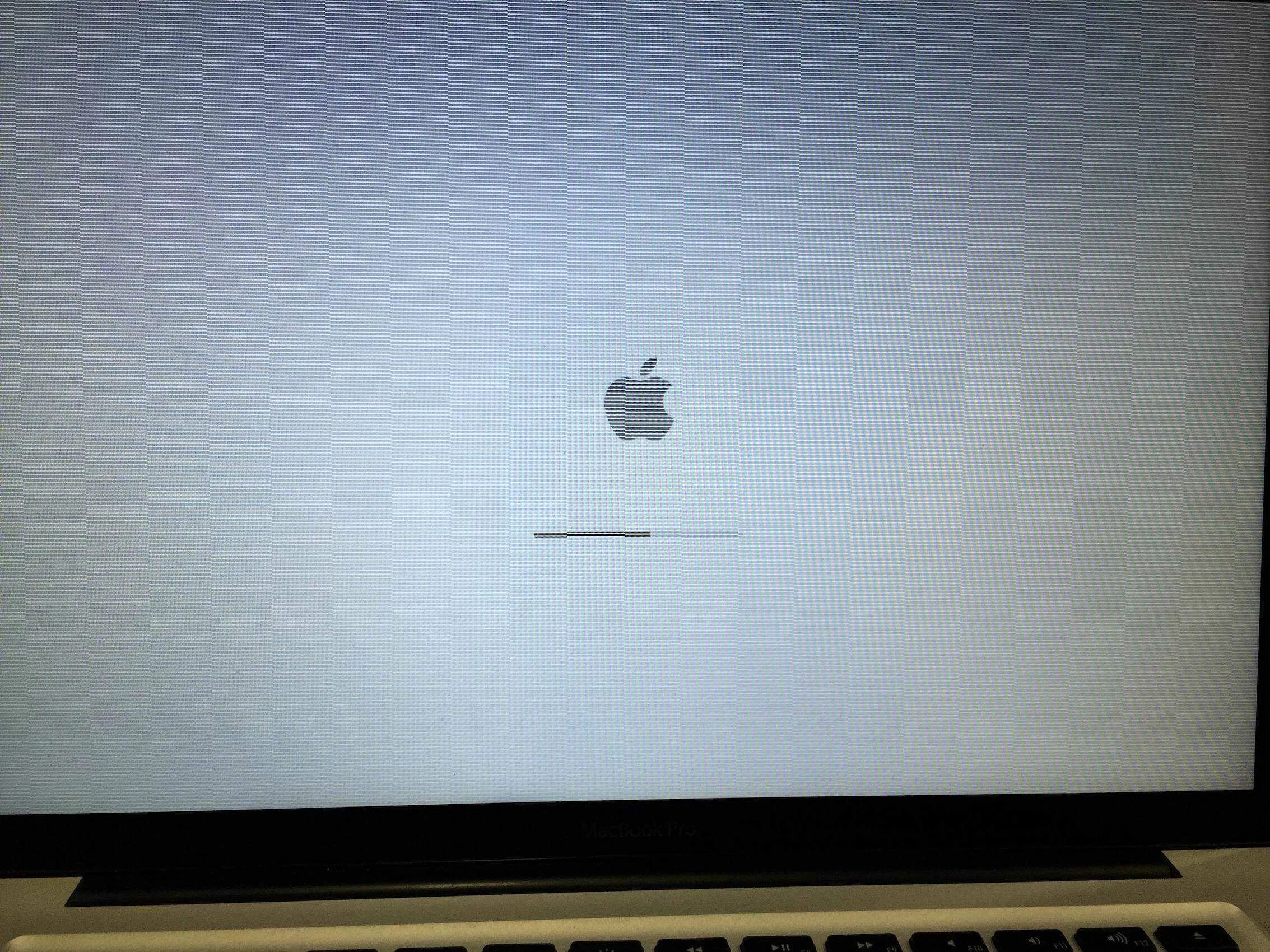Почему белый экран. Macbook air 2011 полосит дисплей. макбук загрузка. экран запуска macbook. macbook с белым экраном.