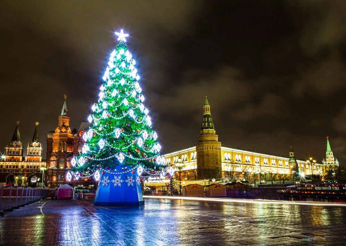 Елка остановиться. Кремлевская елка. Кремлевская елка Москва. Москва Кремлевская елка 2022. Кремлевская Новогодняя елка.