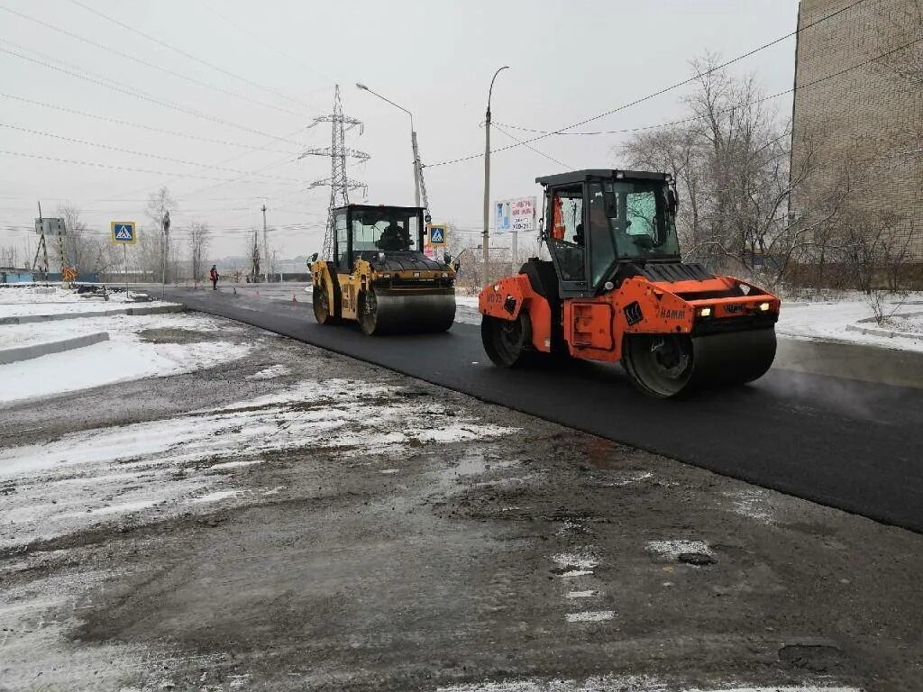 Укладка асфальта. Асфальтирование зимой. Укладка асфальта в снег. Асфальтирование дороги технология.