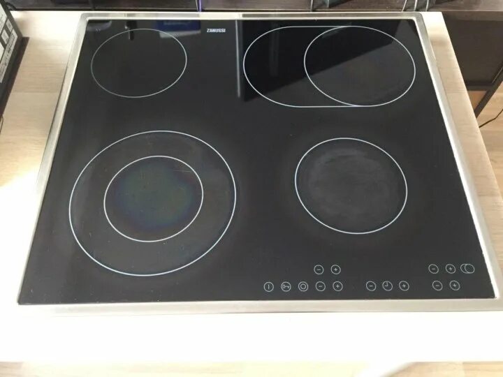 Плита занусси керамика. Электрическая плита hansa fcci64136010. Керамическая плита hansa fcci66366055 крутилка. Ремонт плит zanussi. Плита zanussi электроплита индикаторы.