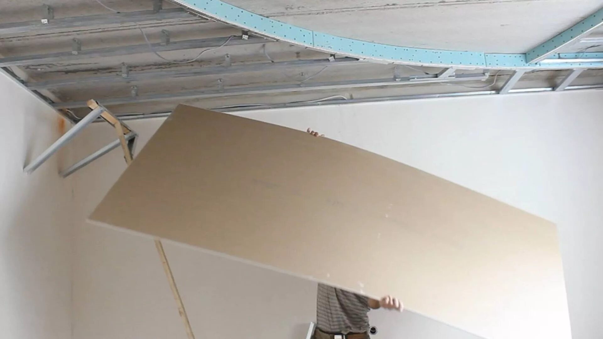 Закрепить лист. Укладка профнастила с20. Нахлёст профлиста с-20 для кровли. Крепление профлиста на кровле схема крепежа. Схема монтажа профлиста на крышу с 21.