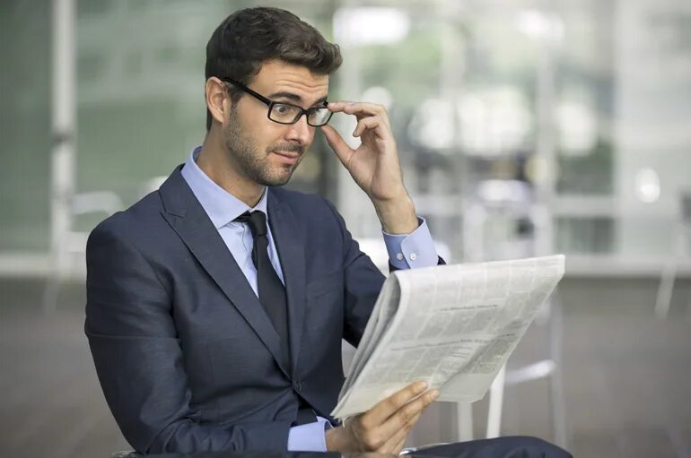 Деловой мужчина в солнечных очках. Деловой человек в очках. Человек в очках бизнесмен. Деловой человек в очках. Бизнесмен красивый в очках.