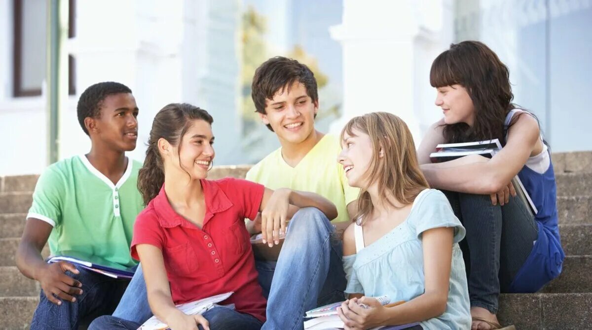 Дружный коллектив. Друзья и встречи. Люди сидят в кругу. Межличностное общение студентов. Современная молодежь.