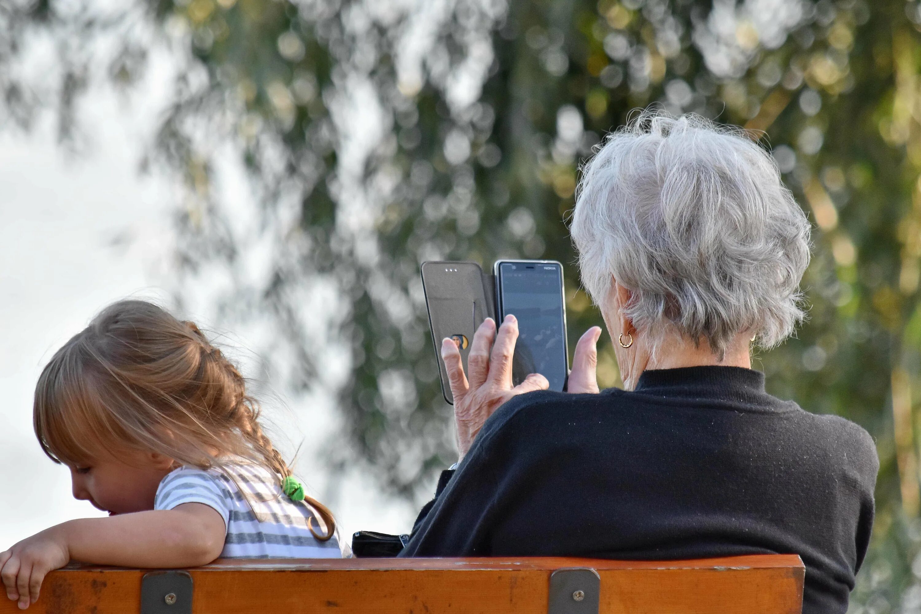 Смартфон для пенсионеров. Бабка со смартфоном. Бабушка с гаджетом. Бабуля с телефоном.