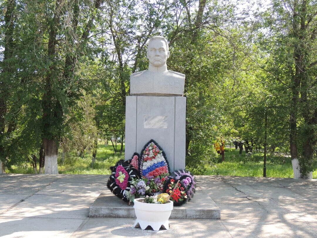 Село дивное апанасенковского. Дивное ставропольский край памятник апанасенко. памятники села дивного апанасенковского района. памятник генералу и р апанасенко ставрополь. памятник генералу армии и р апанасенко белгород.