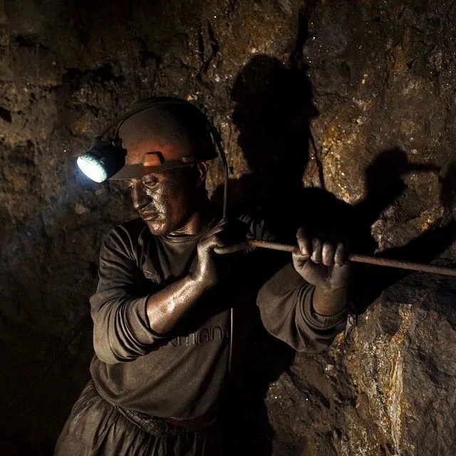 Del mine. Солевые пещеры в соледаре. Гора потоси. Майнинг логотип. Del mine.