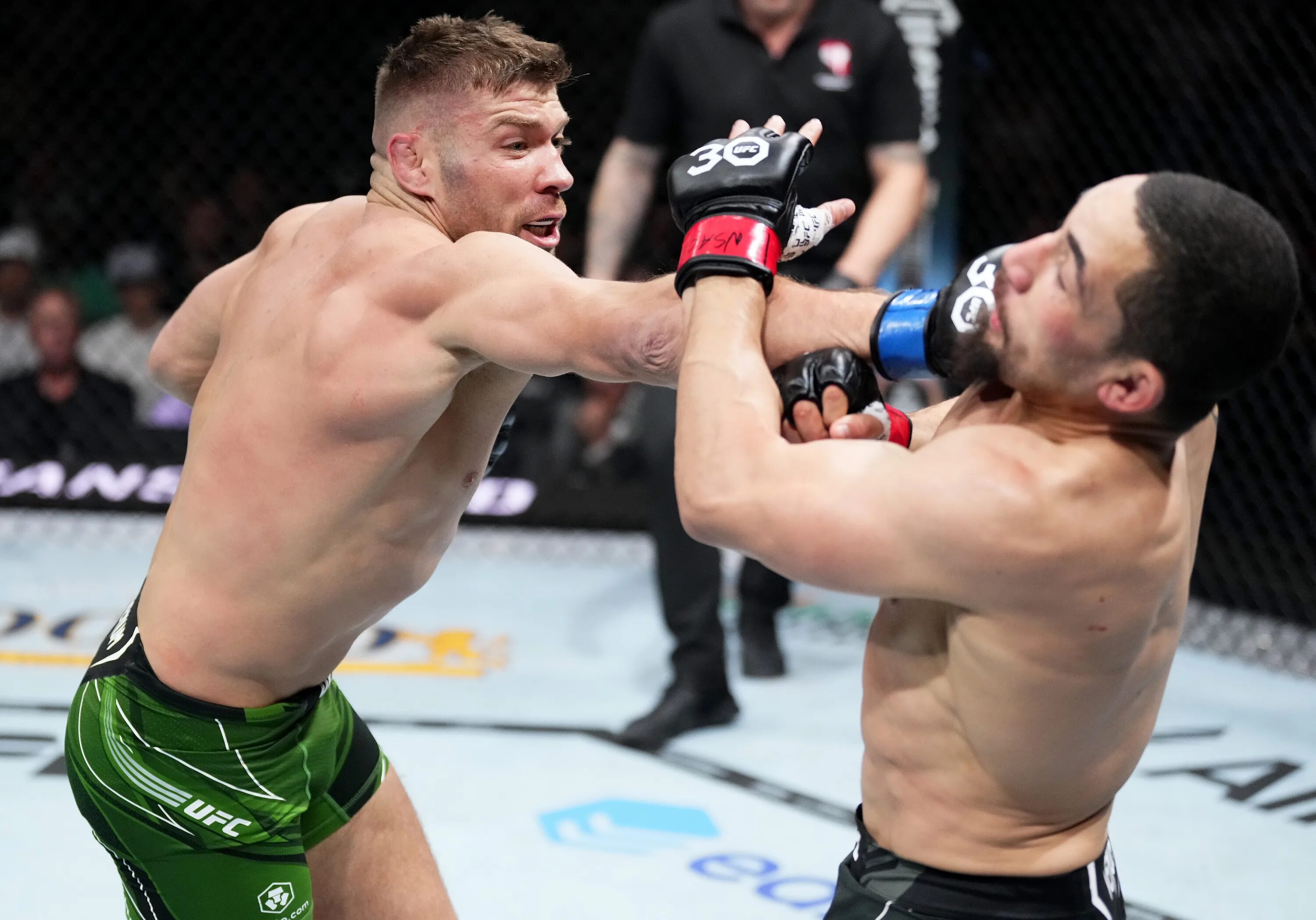 Чемпион ufc дю плесси. Дри́кус дю плесси́. Шон стрикленд дрикус дю плесси. Исраэль адесанья. Дрикус дю плесси боец.