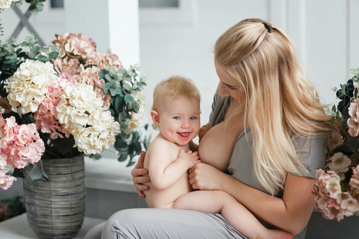 Саманта свитинг Breastfeeding. Кормление грудью. Фотосессия с грудью и ребенком. Мама с большой грудью дочь