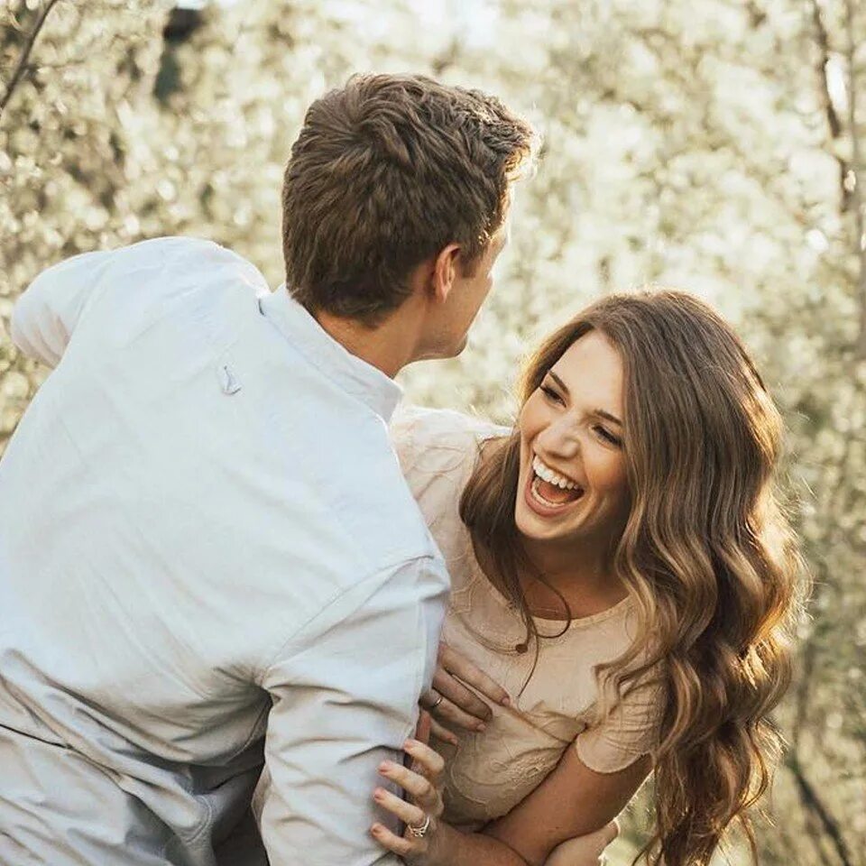 Мужчина восхищается женщиной. Самая лучшая любовь. Та на которую любуются. Двое влюбленных на крыше. Пара в горах.