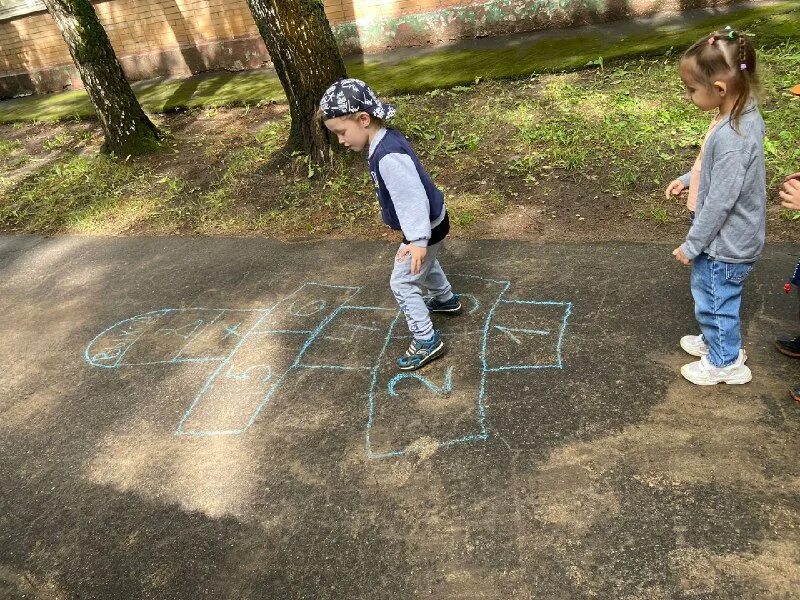 летние детские игры на свежем воздухе. твистер на улице. что можно поиграть на улице с друзьями. что можно поиграть на улице с друзьями. развлечения на свежем воздухе.