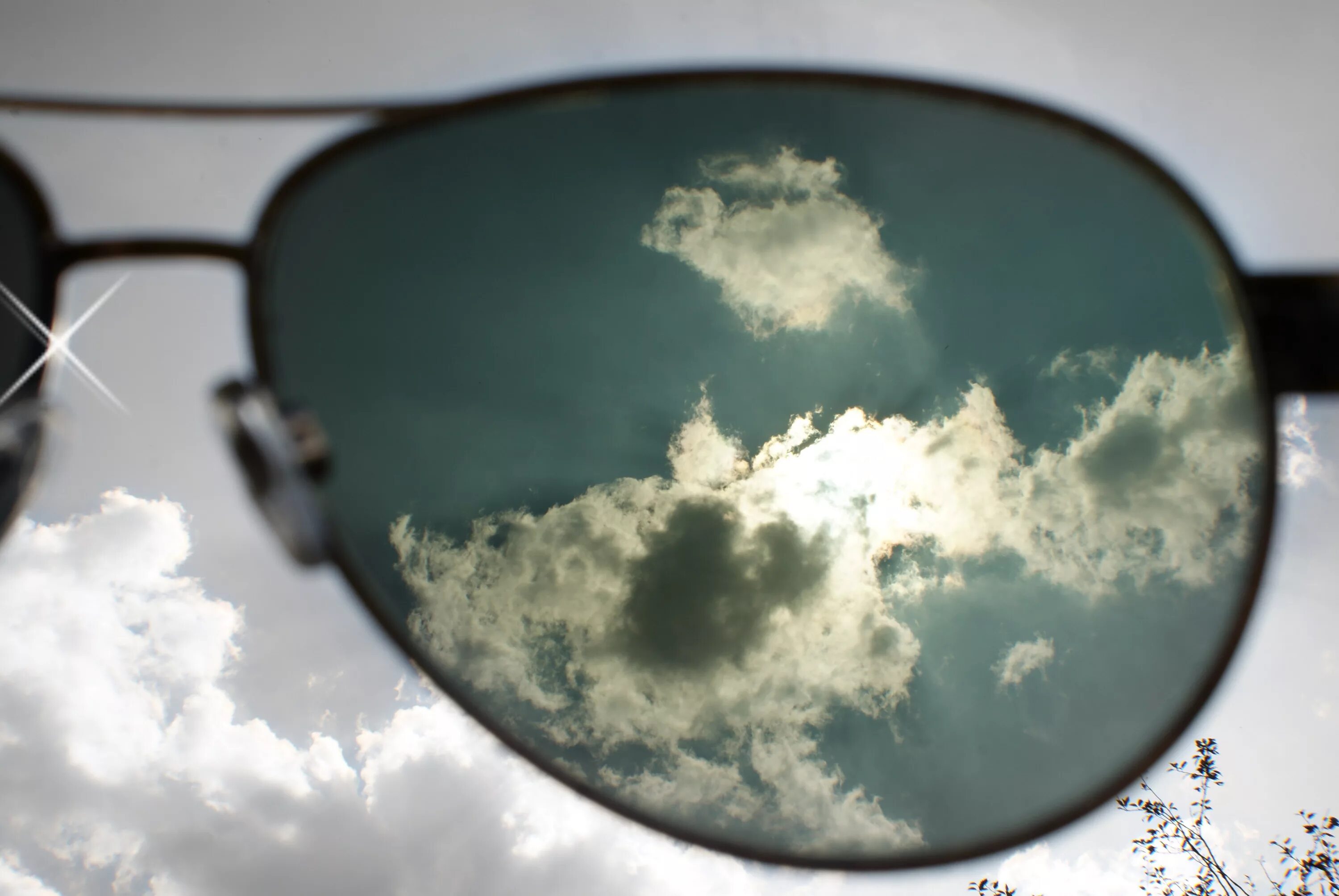 Отражение в очках. Очки с отражением. Отражение неба в очках. Солнцезащитные очки с отражением.