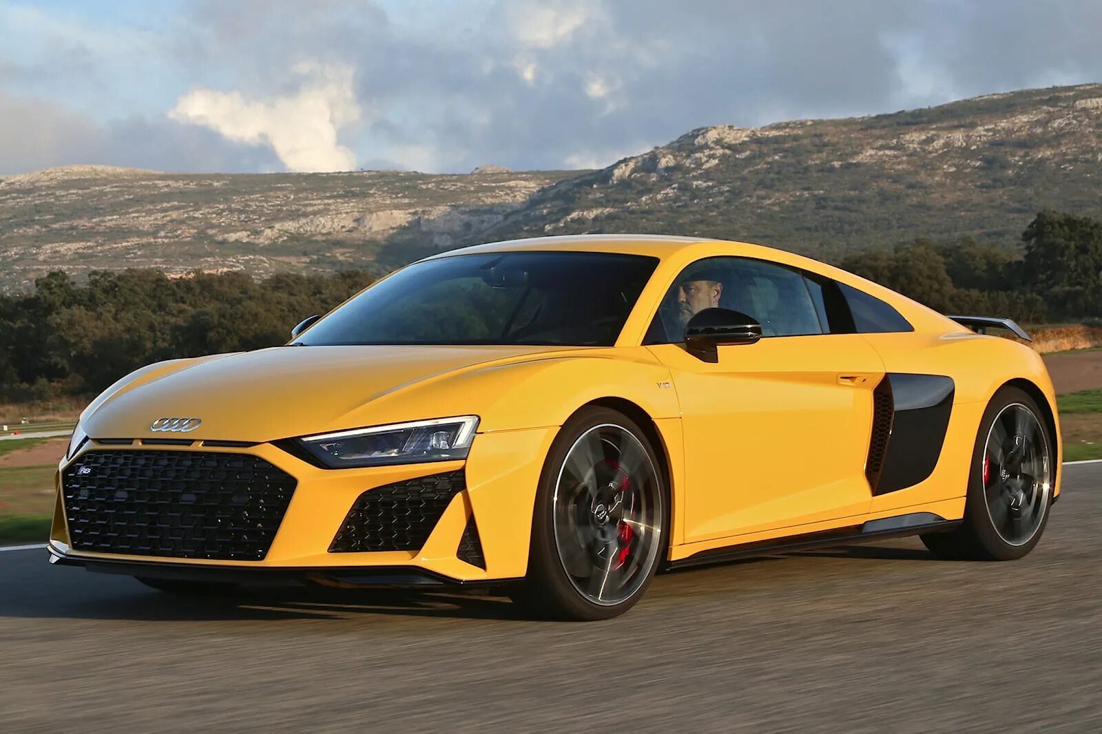 Новая Ауди р8 2022. Ауди р8 2022 яркая. Ауди р8 2022 желтая. Audi r8 2022